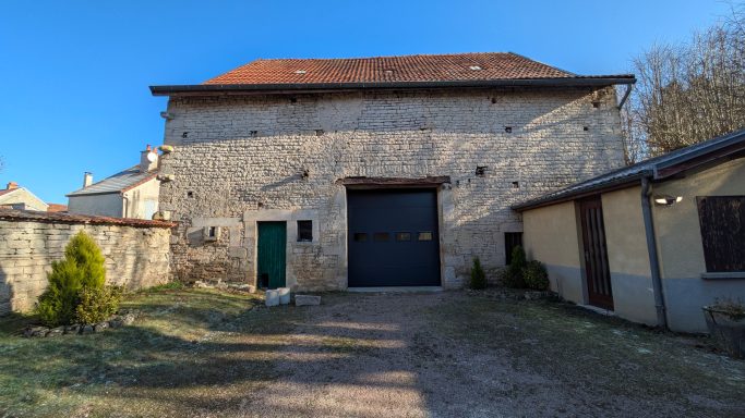 La cour d'entrée